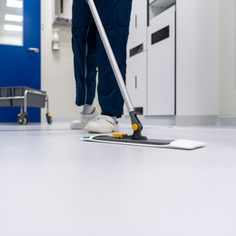 Eine Person putzt den Boden in einem sauberen, modernen Raum.